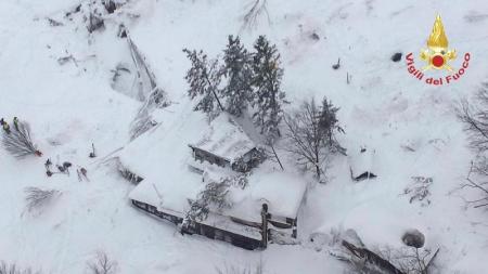 Una avalancha sepulta un hotel italiano, se teme que haya muchos muertos o heridos