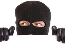 En Getxo, una mujer de 83 años, arranca un dedo de un mordisco al ladrón que pretendía atracarla