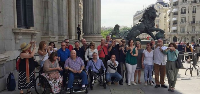 afectados-espanoles-de-la-talidomida-en-una-imagen-de-archivo-en-las-puertas-del-congreso-de-los-diputados