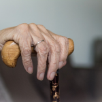 anciana-mano-696×493-1