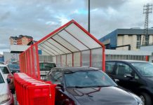 Quita los carros de la compra para poder aparcar el coche