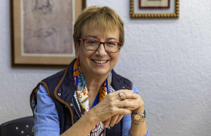 Esther-medalla-1_web-696x449-1