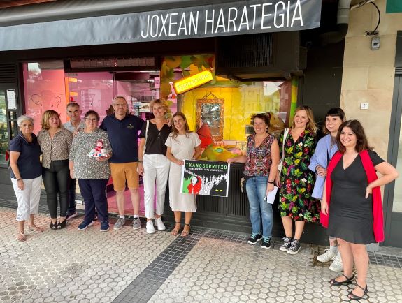 El Ayuntamiento de Hondarribia organiza la iniciativa 'Txanogorritxuren Erakusleihoak' en once establecimientos de la ciudad