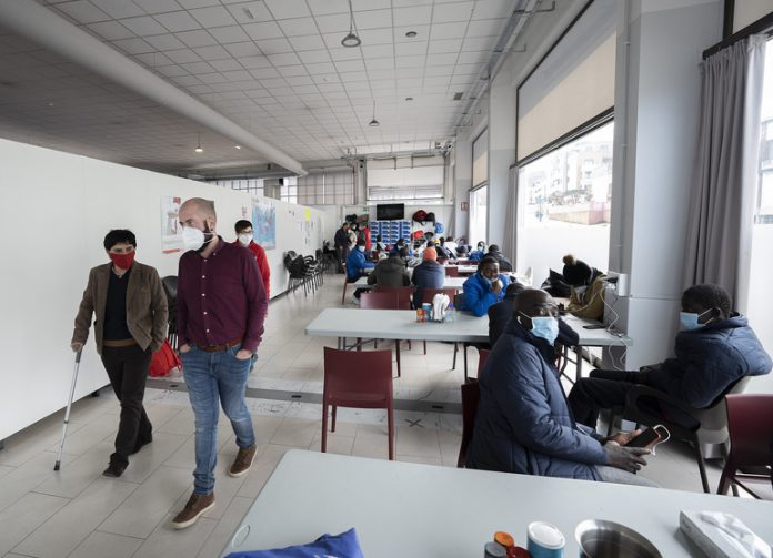 n770_210313_migrantes_irun_02-696x503-1