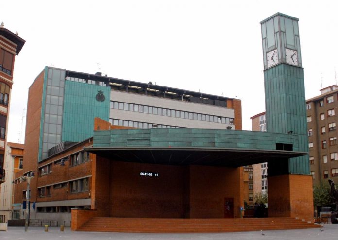 Baracaldo_-_Herriko_Plaza_Ayuntamiento_y_Torre_del_Reloj_1-696x494-1