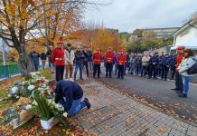 Sentido homenaje a José Luis González Villanueva e Iñaki Mendiluze Etxeberria, agentes asesinados en la localidad de Itsasondo en 1995