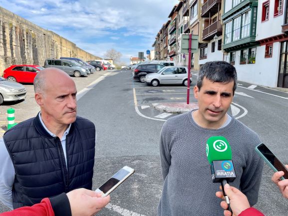 El Ayuntamiento de Hondarribia pondrá en marcha medidas que restringirán el aparcamiento en Alde Zaharra