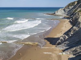 Identificada la mujer hallada sin vida en la playa de Itzurun tras una denuncia de desaparición en Eibar