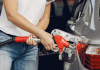 Llenar el depósito de diésel en Gipuzko cuesta 22 euros más y el de gasolina 12 euros más que el verano pasado