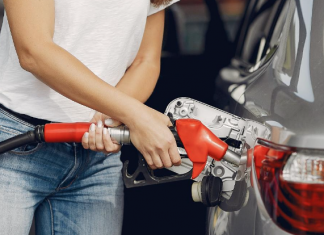 Llenar el depósito de diésel en Gipuzko cuesta 22 euros más y el de gasolina 12 euros más que el verano pasado