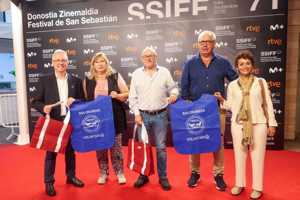 La alfombra roja del Festival de San Sebastián se transformará en mil bolsas recicladas para la donación de alimentos