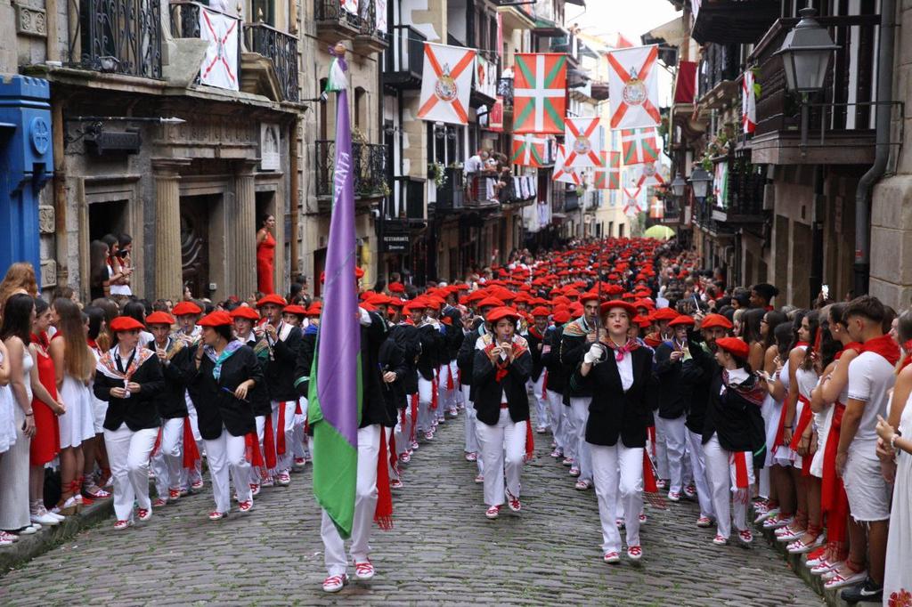 La diputada general y el alcalde de Hondarribia reciben al Alarde tradicional y a la compañía Jaizkibel