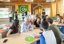 José Ignacio Asensio acompaña a estudiantes de Herrikide Ikastetxea mientras reflexionan sobre cómo alcanzar los Objetivos de Desarrollo Sostenible