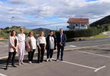 La diputada general, Eider Mendoza, ha visitado Itziar para presentar las obras que suavizarán la curva de la GI-3210 y mejorarán el acceso al parque empresarial