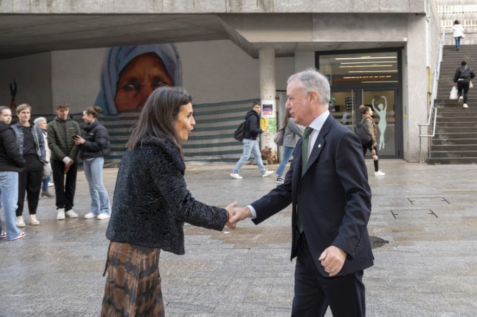 n770__JON2383-696x463-1