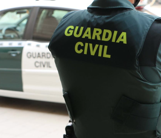 La Guardia Civil sorprende a un hombre en la frontera de Irun con más de 11.000 euros sin declarar, un hacha y una navaja