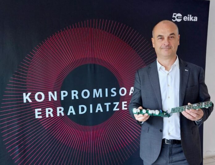 foto-aitor-soria-con-electronica-bis1-768x591-1-696x536-1