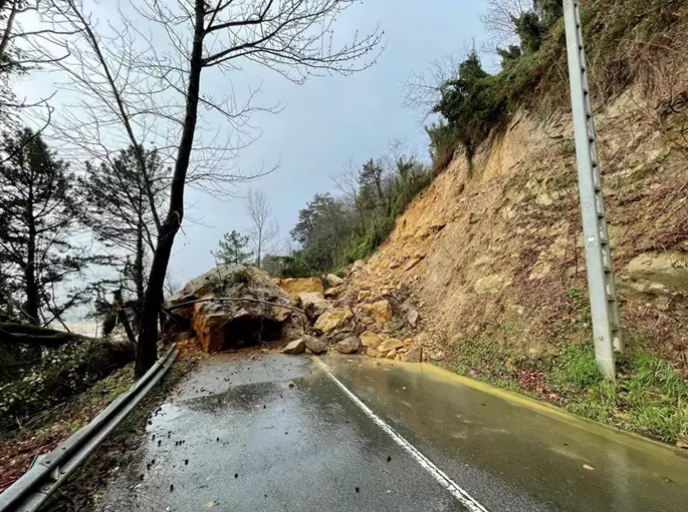 El desprendimiento de una ladera en Hondarribia obliga a desalojar viviendas y a cortar la GI-3361