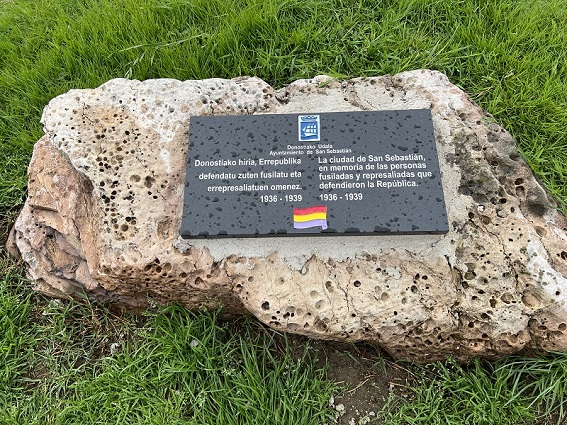 Donostia repone la placa en memoria de las personas represaliadas en defensa de la II República