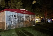 La txozna del PNV de las fiestas de Eibar también amaneció con pintadas