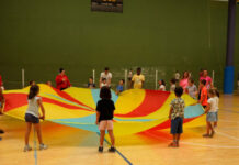 Visita a los niños que disfrutan del verano haciendo deporte en las colonias del Ayuntamiento de Bilbao