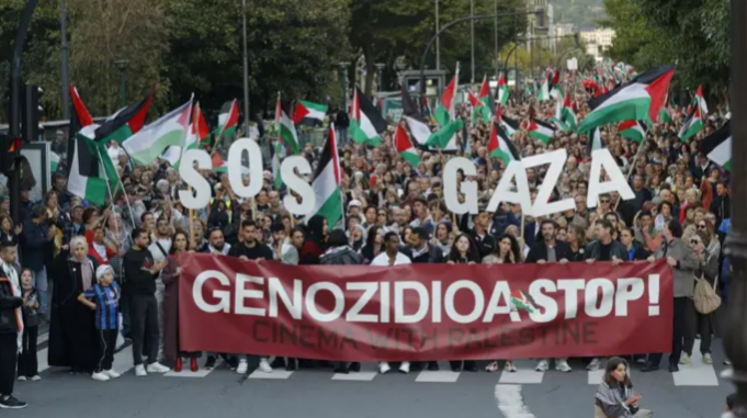 Miles-de-personas-claman-en-San-Sebastián-junto-al-mundo-del-cine-por-el-fin-del-genocidio-y-en-apoyo-a-Palestina-09-25-2025_10_40_AM