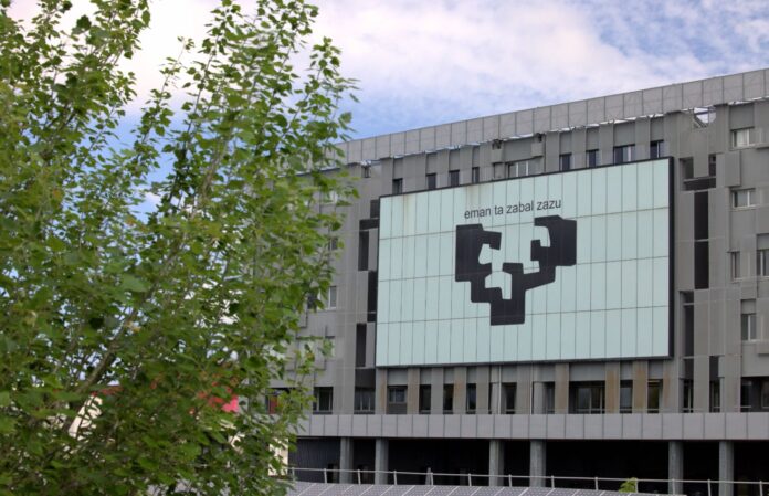 Eraikina_EHU_liburutegia-696x449-1