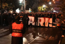 La Ertzaintza incauta bengalas, palos y cuchillos a seguidores del PSG en la muga de Irun