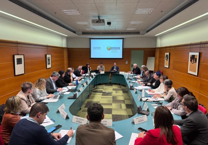 Javier Hurtado sailburuak turismo-sektorerako aparteko zuzkidura berria azaldu du Turismo Mahaiaren aurrean