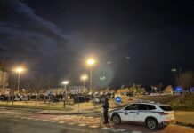 Ertzaintzak eta Gasteizko Udaltzaingoak ehun ibilgailu baino gehiago identifikatu dituzte Buesa-Arena pabiloiaren ondoan egindako trafiko-kontrol batean