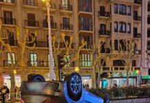 Una mujer de 70 años trasladada al hospital tras volcar su coche en la Avenida de la Libertad