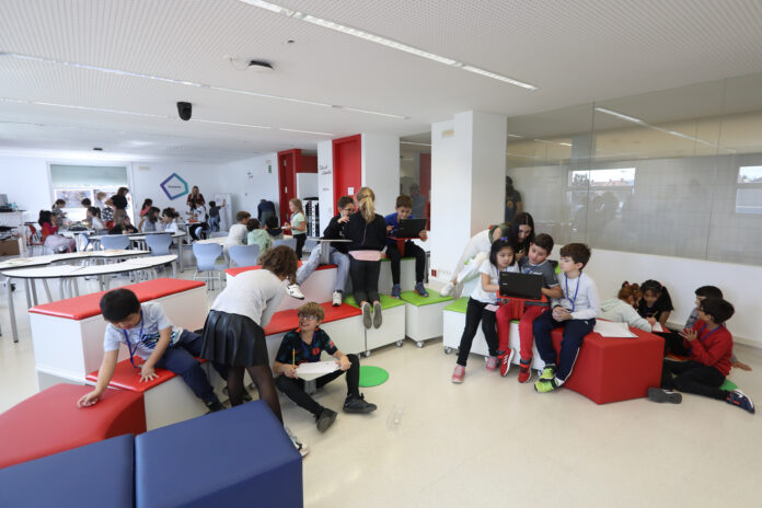 ikasnova-escolares-nuevas-tecnologias-696x464-1