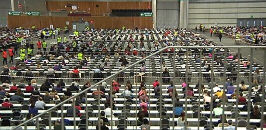 La abstención de EH Bildu permite avanzar la propuesta del PNV para blindar el euskera en las OPE