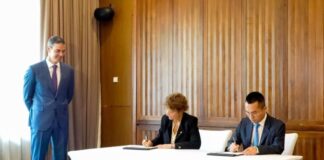 Nafarroak eta Hithiumek baterien lantegia inbertitzeko konpromisoa sinatu dute Sanchez presidentearekin batera