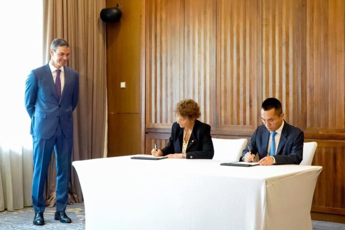 Nafarroak eta Hithiumek baterien lantegia inbertitzeko konpromisoa sinatu dute Sanchez presidentearekin batera