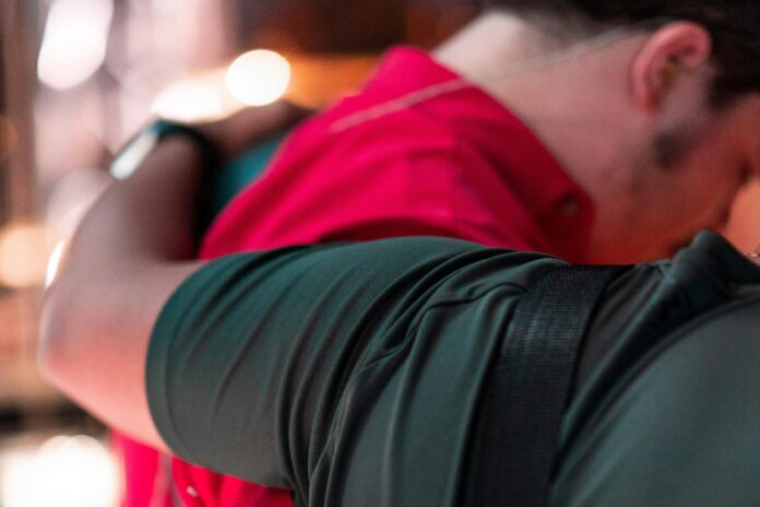 personas-abrazadas-696x464-1