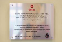 Aburto inaugura la placa homenaje a Begoña Arroyo Aldekoa, fundadora de Salbatzaile Dantza Taldea