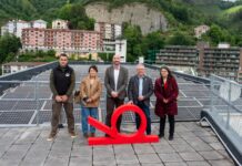 Asensio visita la nueva instalación fotovoltaica de autoconsumo de Armeria Eskola de Eibar