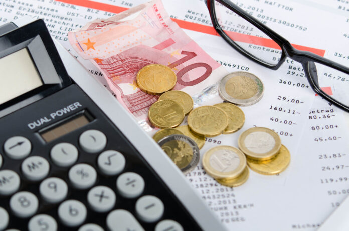 fotolia_60748349_ingresos-y-retribuciones-696x461-1