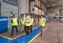 Irujo kontseilariak sektore logistikoaren eta trantsizio teknologikoaren etorkizuneko erronkak zeintzuk diren jakin du Transportes Madorrán enpresara egin duen bisitan