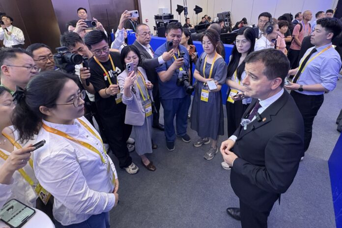 El-consejero-Mikel-Irujo-atendiendo-a-medios-chinos-tras-la-firma-de-sus-dos-acuerdos-696x464-1