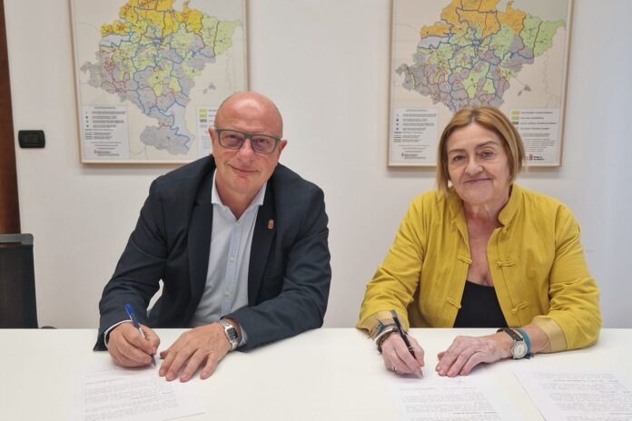 Firma-convenio-Secretariado-Gitano-696x464-1