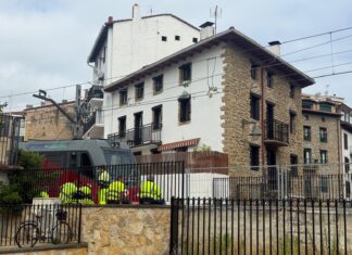 Un descarrilamiento nocturno obliga a interrumpir el servicio de tren entre Zarautz y Zumaia