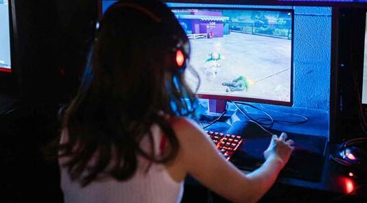 Un estudio de la Universidad de Deusto revela que las niñas sufren exclusión en los videojuegos y que las madres asumen en solitario la educación digital de su prole