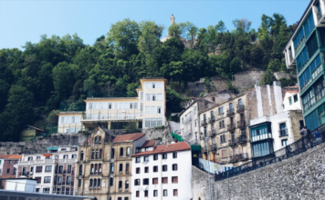 Donostia «flexibilizará» la ordenanza para facilitar la conversión de bajos en viviendas y la división de grandes pisos