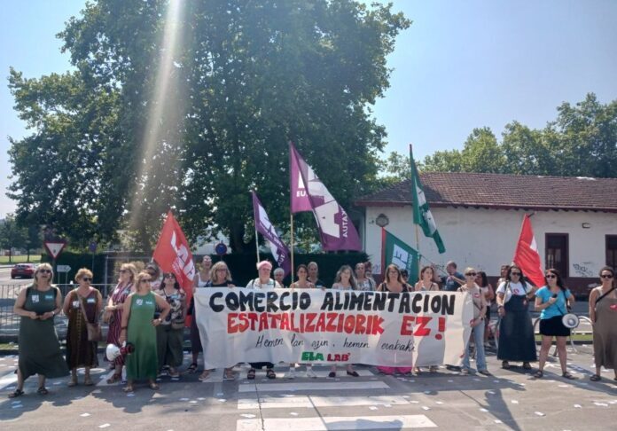 ELA y LAB llaman a la huelga en los supermercados de Euskadi el 15 de julio para blindar los convenios provinciales