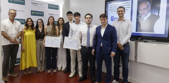 José Juan Ijurko, presidente de la Fundación ALCE, David Iruretagoyena, hijo de Sebastián Iruretagoyena, y las estudiantes premiadas y los estudiantes premiados.