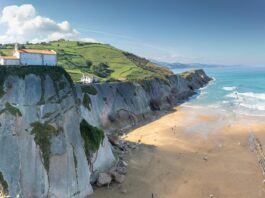 Vista panorámica de la ermita de San Telmo sobre el acantilado del Flysch y la playa de Itzurun en Zumaia, Gipuzkoa.