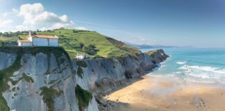 Vista panorámica de la ermita de San Telmo sobre el acantilado del Flysch y la playa de Itzurun en Zumaia, Gipuzkoa.