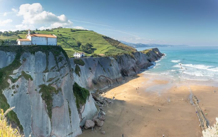 jordi-vich-navarro-FsvEafPOn9Y-unsplash Vista panorámica de la ermita de San Telmo sobre el acantilado del Flysch y la playa de Itzurun en Zumaia, Gipuzkoa.